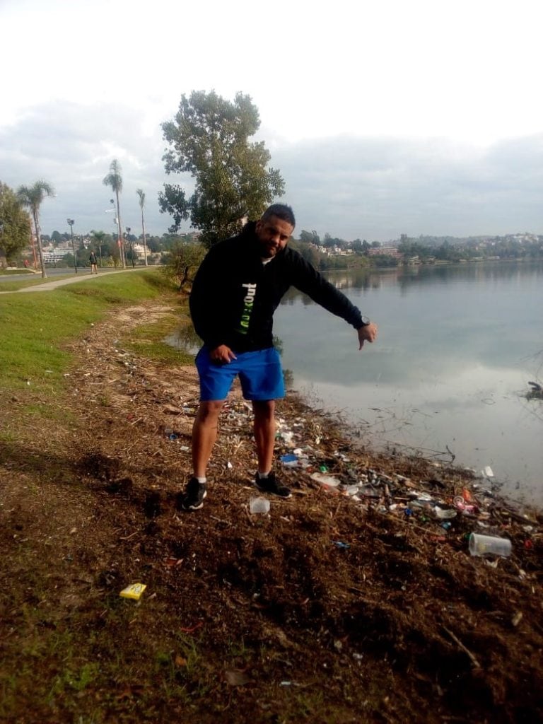 Así es como no debería estar las costas del lago San Roque.