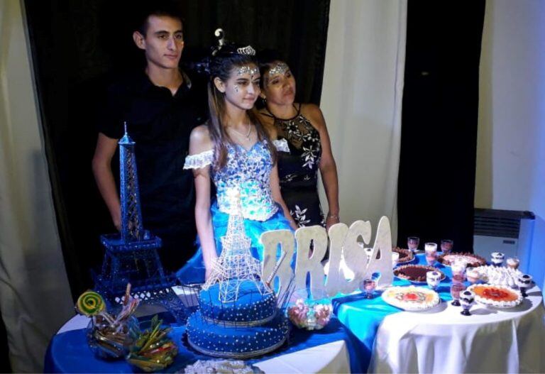 Brisa con su hermano y mamá en la tradicional foto de la fiesta.