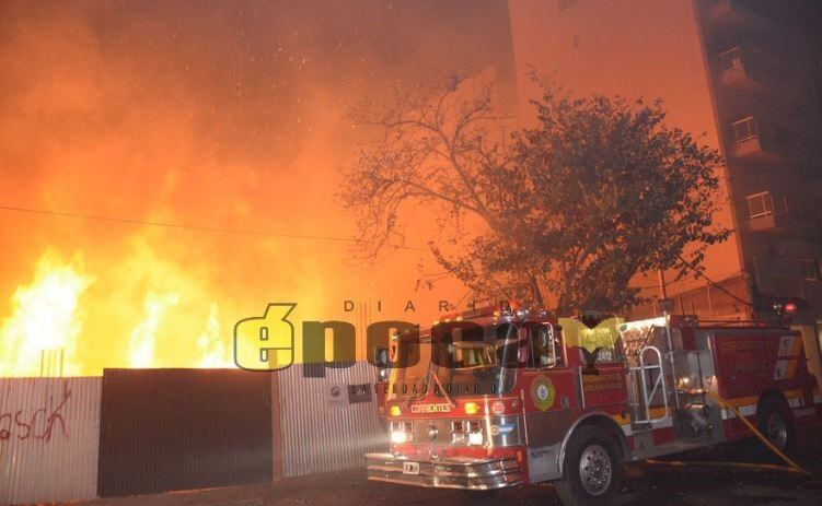 Un incendio destruyó una obra en construcción en pleno centro correntino. (Foto: Época)