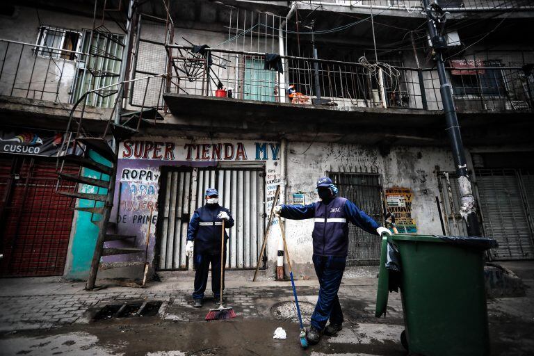 Personal de limpieza realiza su tareas al interior del barrio Villa 31 hoy martes, luego del crecimiento de los casos detectados de COVID-19 en barrios populares de la ciudad de Buenos Aires (Argentina). (Foto: EFE/Juan Ignacio Roncoroni)