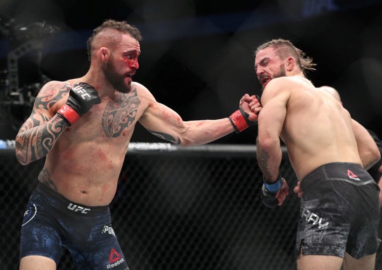 Santiago Ponzinibbio (i), durante la pelea que le ganó al estadounidense Mike Perry en diciembre de 2017, Foto: Bruce Fedyck-USA TODAY Sports