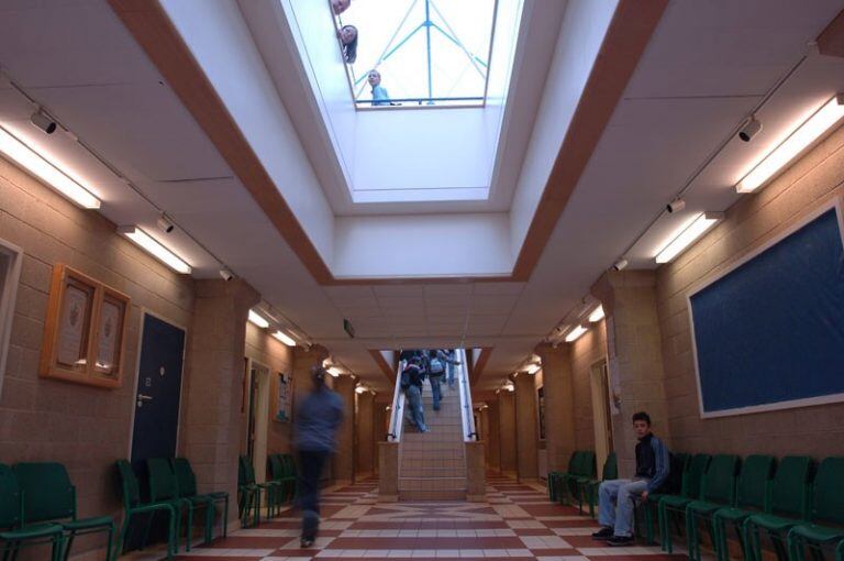 El interior del principal edificio educativo de las islas, que reabrirá sus puertas esta semana.