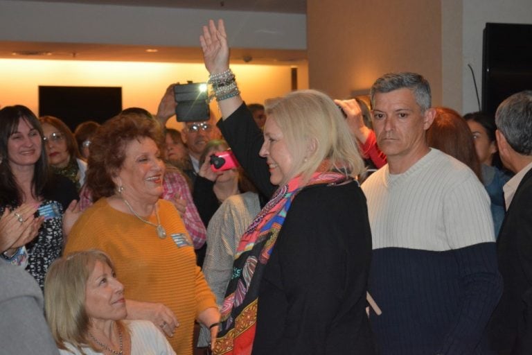 Lilita Carrió junto a la ex diputada provincial y nacional, fundadora de la CTERA, la radical Mabel Gómez de Marelli.