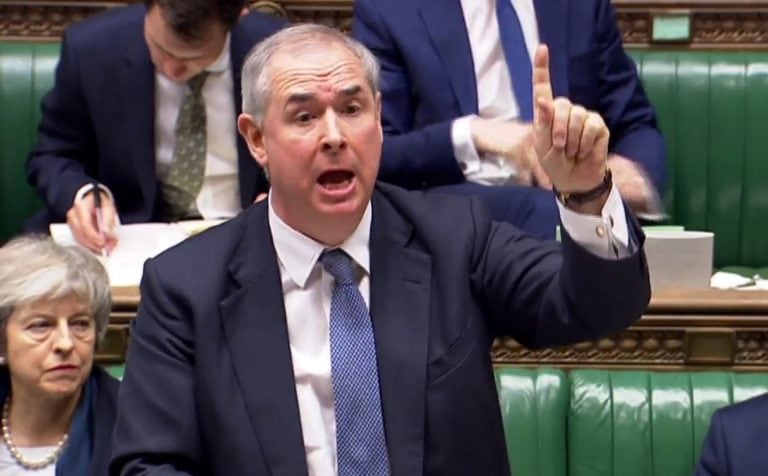 El fiscal general Geoffrey Cox habla en la Casa de los Comunes, en Londres donde votará el Parlamento.
Foto: AFP PHOTO / PRU