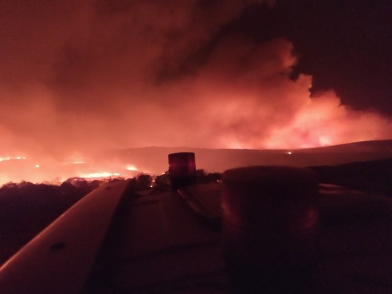 El trabajo continúa en la zona con más de 150 bomberos. (Foto Facebook / Bomberos Voluntarios de Tanti).