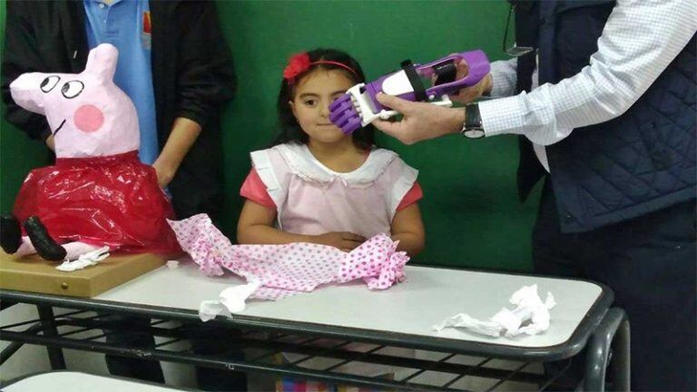 Niña entrerriana recibió una prótesis 3D y sueña con tocar instrumentos. Gentileza: ElOnceTv.