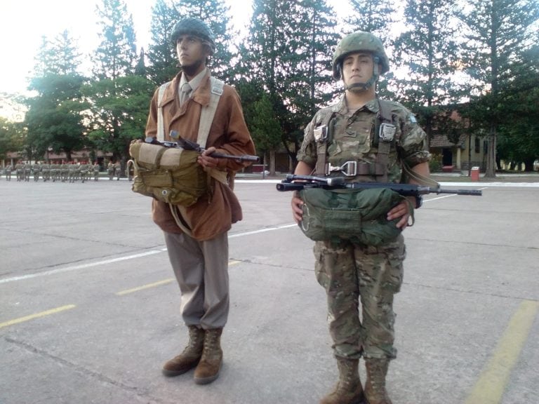 Uniforme antiguo (a la izquierda) y actual de tropas aerotransportadas del Ejército Argentino.