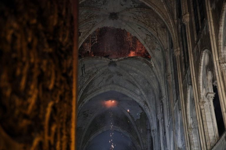 El techo de la catedral tras el incendio (EFE/YOAN VALAT).