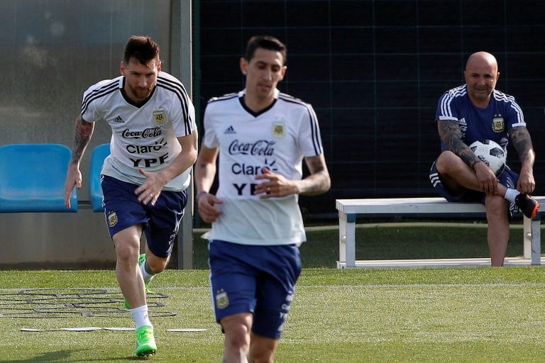 SANT JOAN D'ESPI (BARCELONA), 01/06/2018.- Los jugadores de la seleccion argentina Leo Messi (i), y Ángel Di María (c), bajo la mirada del entrenador Jorge Sampaoli (d), durante el entrenameinto que el combinado albiceleste ha realizado en la ciudad deportiva del FC Barcelona  EFE/Alberto Estévez barcelona españa  entrenamiento practica de la seleccion argentina futbol futbolistas jugadores entrenando