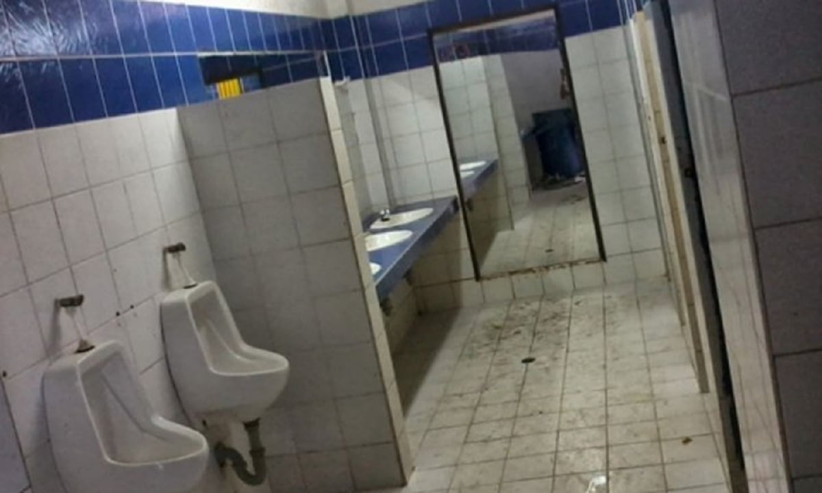 El sujeto fue al baño de una estación de servicio. 