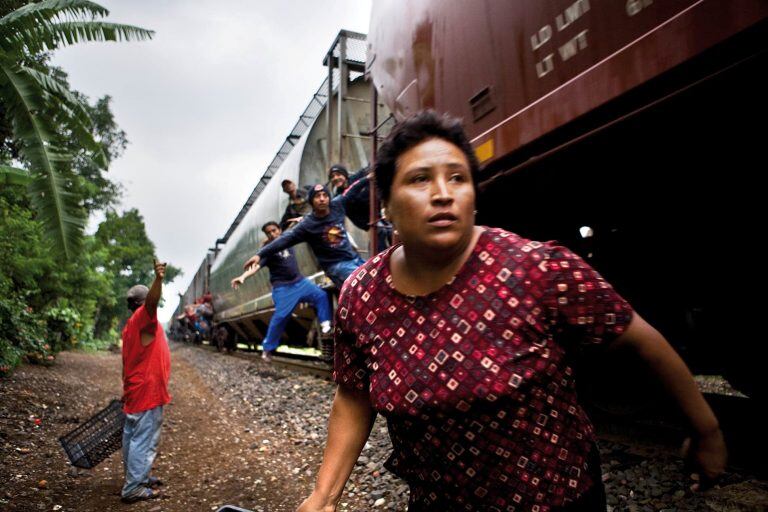 “Las Patronas” son un grupo de voluntarias que reparten bolsas de alimentos y botellas de agua a los migrantes.  (Ruido Photo)