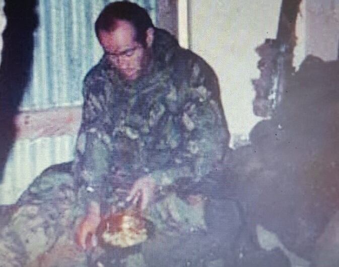 Colin, con su rancho de combate, en el galpón de ovejas que ocupaban en Estancia House (Casa Estancia). "Entre patrullas y reconocimientos, pocos eran los momentos para descansar o comer", recuerda.