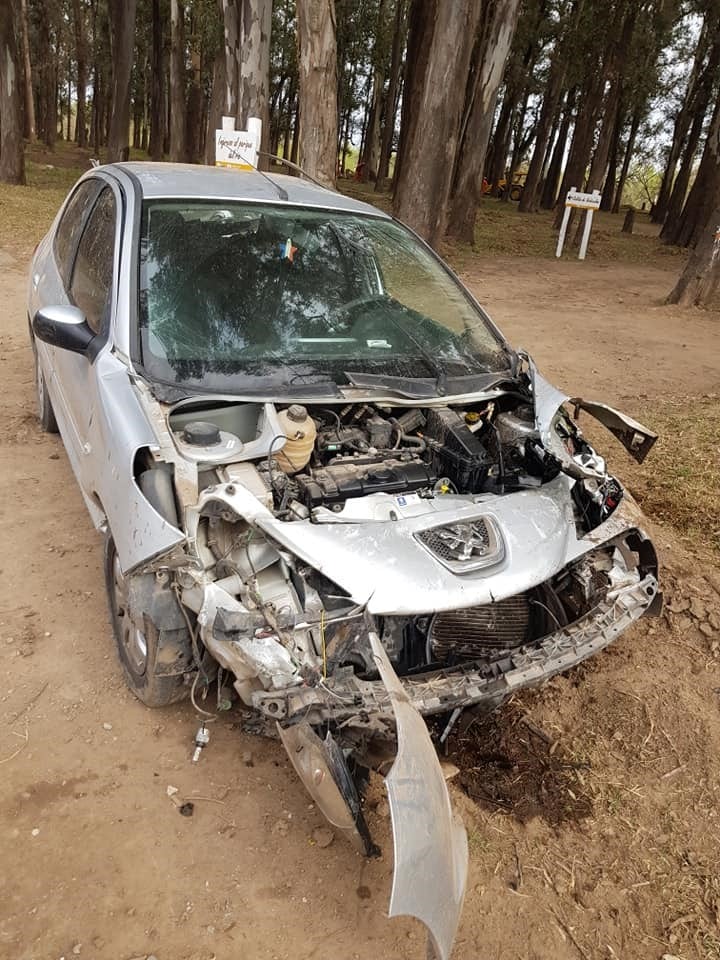 Tumbo de un vehiculo en la costanera del Rio Xanaes Arroyito