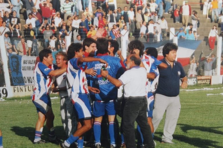 El plantel de Rosario luego de dejar en el camino a Sporting