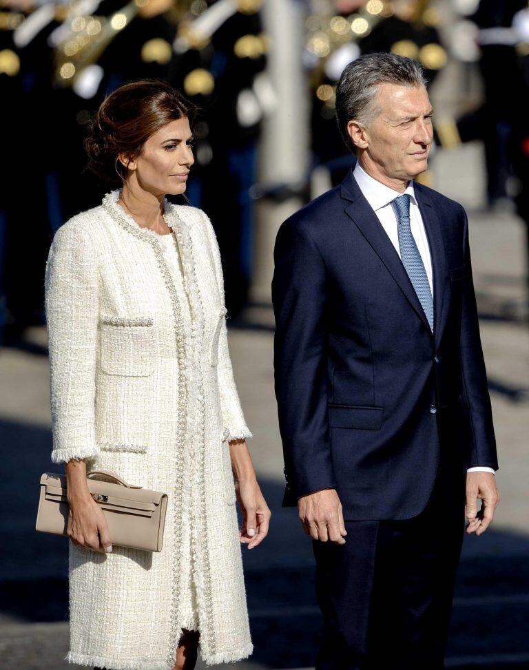 AMS03 AMSTERDAM (HOLANDA) 27/03/2017.- El presidente de Argentina, Mauricio Macri (d), y su esposa, Juliana Awada, participan en una ceremonia ante el Monumento Nacional en la plaza Dam de Amsterdam (Holanda) hoy, 27 de marzo de 2017. Macri realiza una vi