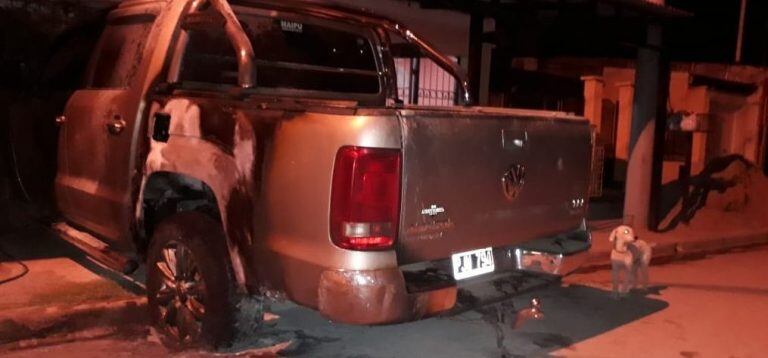 La camioneta Volkswagen Amarok, que se encontraba estacionada en la puerta de la vivienda ubicada en el barrio Sagrado Corazón