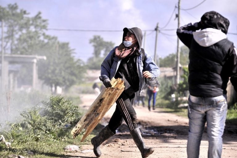 Desalojo de ocupantes que tomaban tierras en la localidad bonaerense de Guernica. (Clarín)