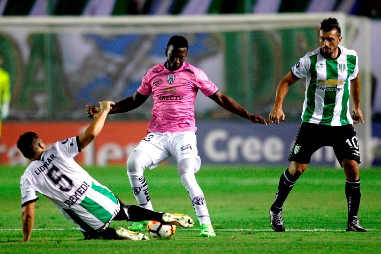 Ecuador's Independiente del Valle player Kener Arce (C), vies for the ball with Argentina's Banfield Eric Remedi (L), during the Copa Libertadores match, at Florencio Sola stadium, in Banfield, Buenos Aires on January 30, 2018. 

 / AFP PHOTO / Emiliano Lasalvia