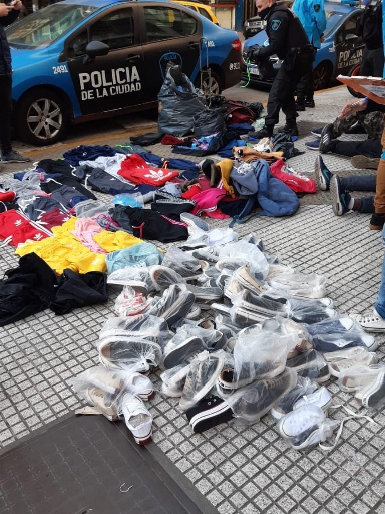 Efectivos de Policía de la Ciudad desalojan a manteros que trabajaban en el barrio porteño de Once. (Prensa Policía de la Ciudad)