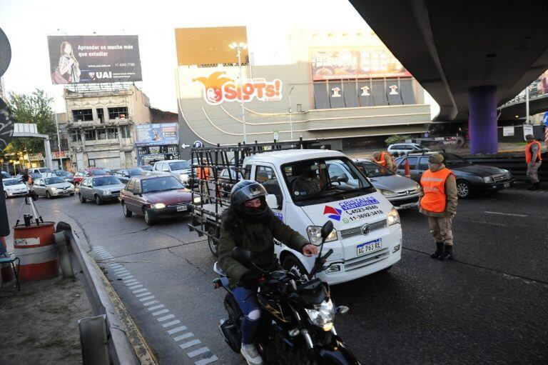 Controles de tránsito en el Puente Pueyrredón este lunes 1 de junio de 2020, día en el que debuta el nuevo permiso único de circulación en Capital Federal y provincia de Buenos Aires. (Clarín)