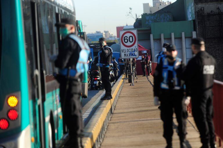 A un mes del inicio de la cuarentena en Argentina, refuerzan los controles para garantizar su cumplimiento. (Clarín)