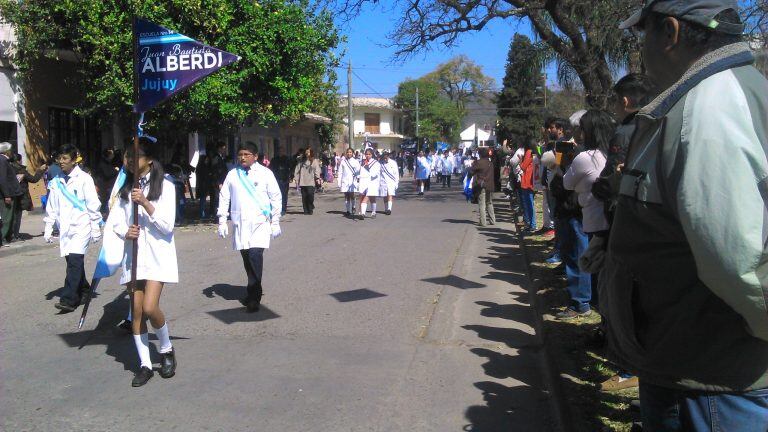 Delegacioes escolares de establecimientos ubicados en el sector, sumaron su presencia en el acto realizado sobre la avenida Libertador