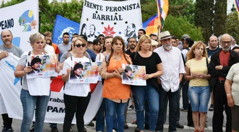 Dirigentes políticos y gremiales presentes en la concentración (Plan B Noticias)