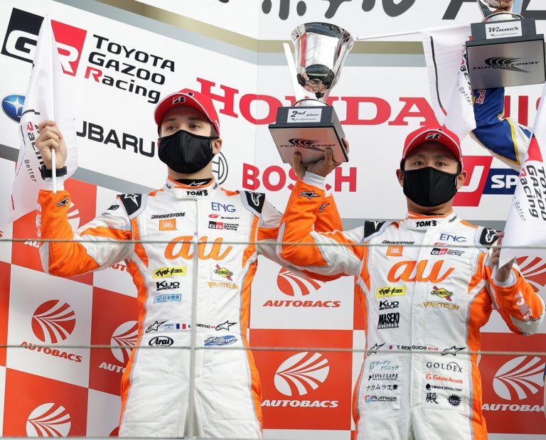 Sacha y Sekiguchi, en el podio de Fuji. Magnífico resultado para la dupla de Toyota, que logró nada menos que los cinco primeros lugares.