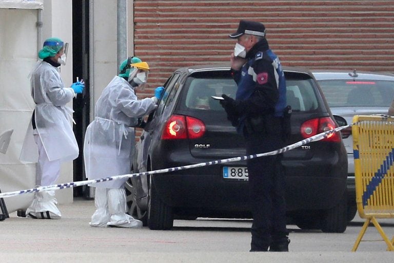 Un control de las fuerzas de seguridad en Madrid (Foto: AP Photo/Manu Fernandez)