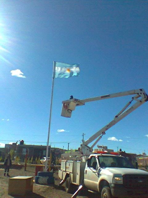 la placita del barrio Bicentenario cuenta con bandera nueva