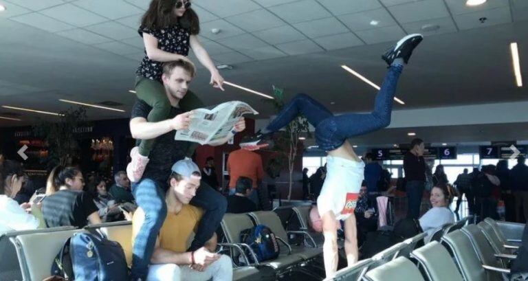 Artistas del Cirque de Soleil en el aeropuerto de Córdoba, camino a Mendoza.