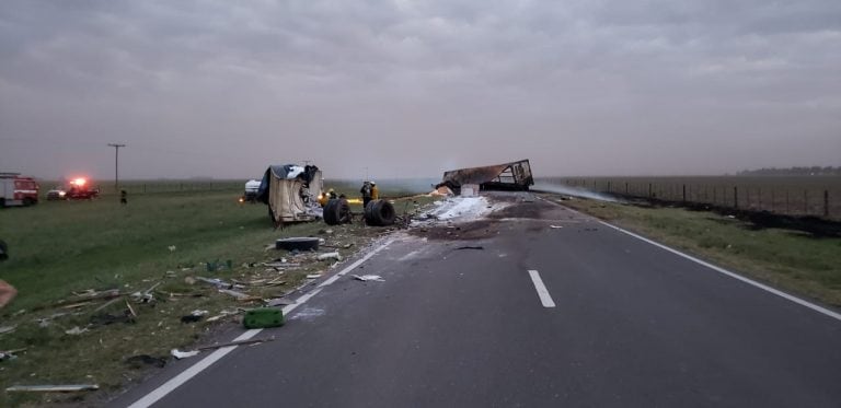 El impresionante choque de camiones en la Ruta 35 a la altura de San Basilio y que terminó con una persona muerta.