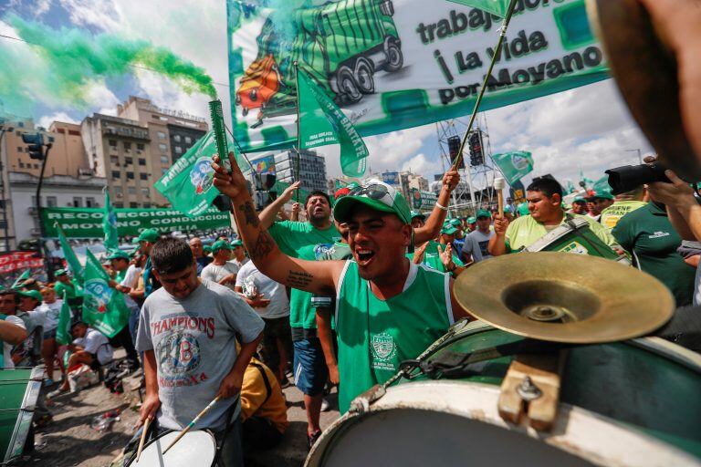 BAS06. BUENOS AIRES (ARGENTINA), 21/02/2018.- Miles de personas participan hoy, miércoles 21 de febrero de 2018, en una marcha por la Avenida 9 de Julio de Buenos Aires (Argentina), convocada por el sindicato de Camioneros de Argentina, a la que se adhieren otros gremios y organizaciones, para protestar contra la gestión del Gobierno que ha generado polémica por las voces que acusan al líder del gremio, Hugo Moyano, de convocarla en su propio beneficio. EFE/David Fernández