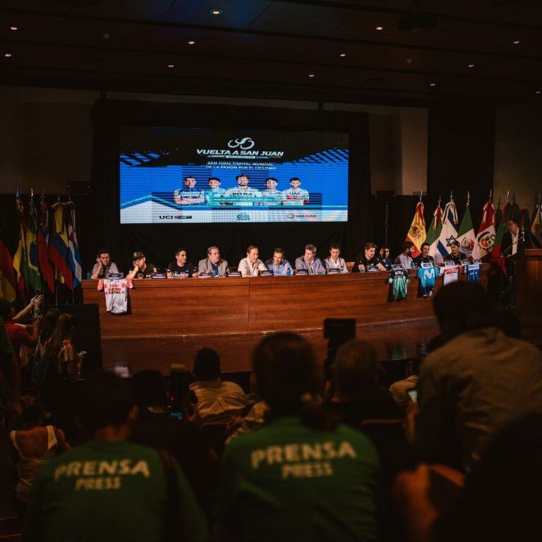 El gobernador Sergio Uñac le dio la bienvenida a los ciclistas ante un auditorio colmado.