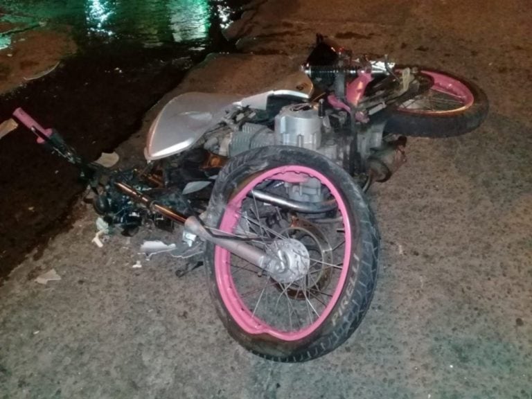 Fuerte choque entre una camioneta y una moto en San Luis.