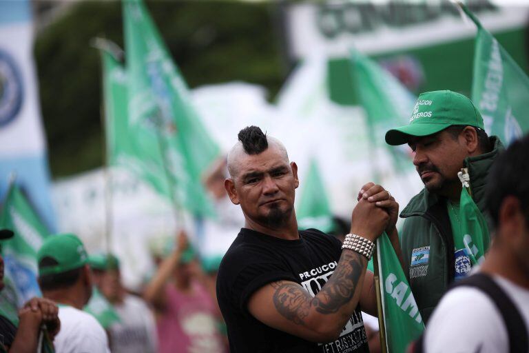 BAS18. BUENOS AIRES (ARGENTINA), 21/02/2018.- Miles de personas participan hoy, miércoles 21 de febrero de 2018, en una marcha por la Avenida 9 de Julio de Buenos Aires (Argentina), convocada por el sindicato de Camioneros de Argentina, a la que se adhieren otros gremios y organizaciones, para protestar contra la gestión del Gobierno que ha generado polémica por las voces que acusan al líder del gremio, Hugo Moyano, de convocarla en su propio beneficio. EFE/David Fernández