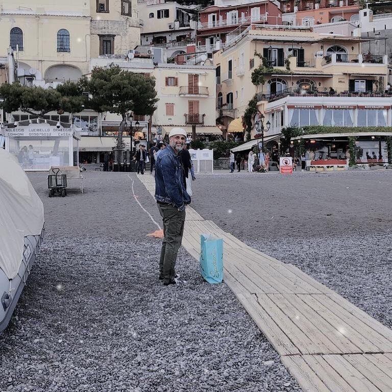 "Feliz", escribió el periodista al pie de su foto en Instagram.