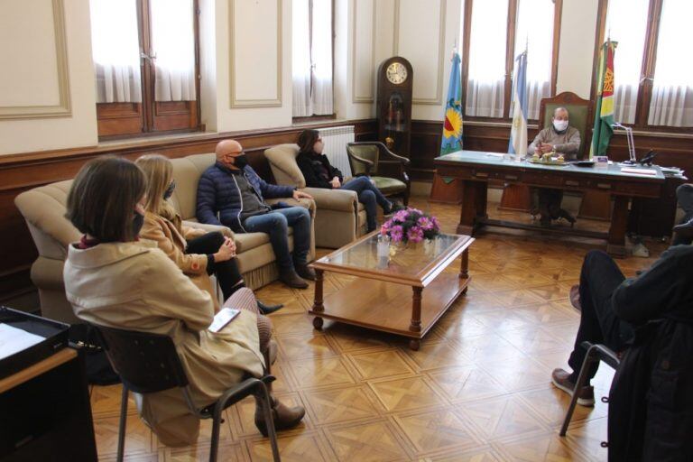 Sánchez con Augusto De Benedetto y asociados de la Cámara Económica