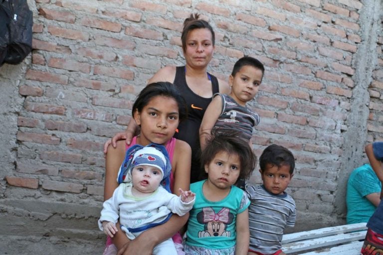 La familia está compuesta por la mamá, el papá y nueve nenes.