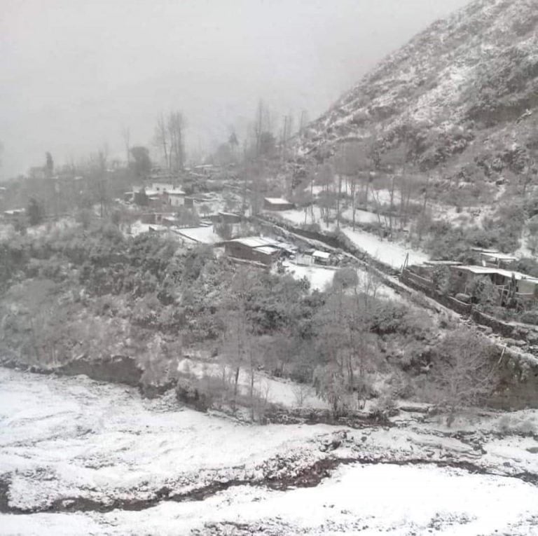 Hermosas postales: la nieve vistió Iruya de blanco. (Twitter)