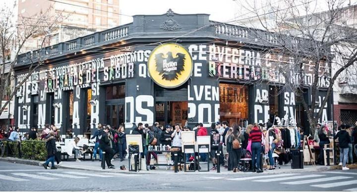 Piden regularizar la situación de feriantes que trabajan en bares