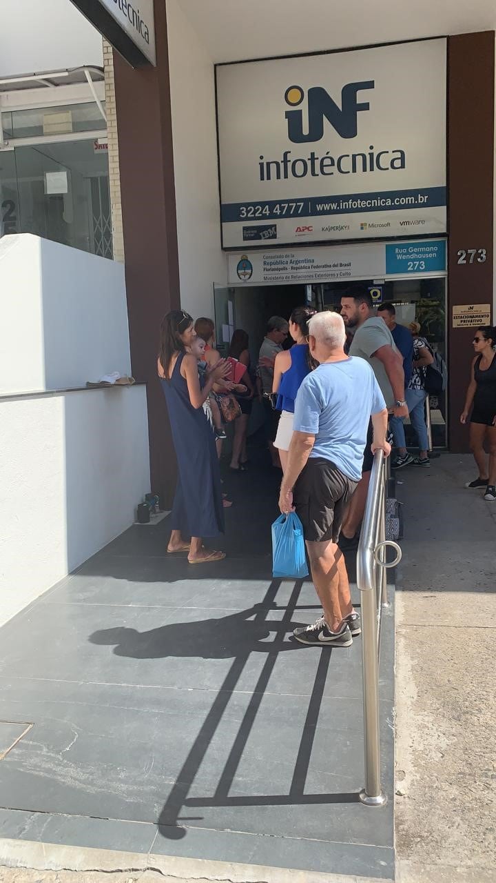 Fila de personas en el Consulado de la República Argentina en Florianópolis.