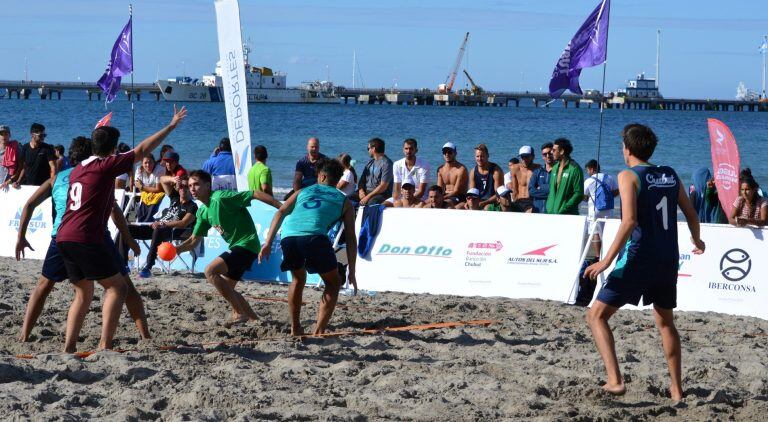 Los encuentros se desarrollan en la playa de Madryn.