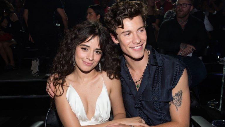 Camila Cabello posa con su pareja Shawn Méndez