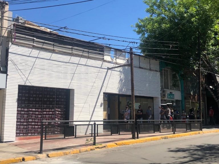 Extensa fila para conseguir trabajo en un resto bar que abrirá sus puertas este verano en Carlos Paz