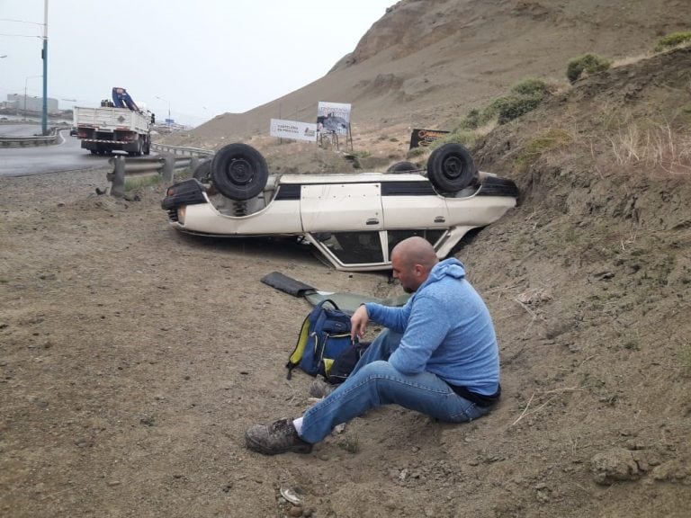 El auto solo tenía un ocupante que recibió golpes. Fotos Marcelo Vidal.