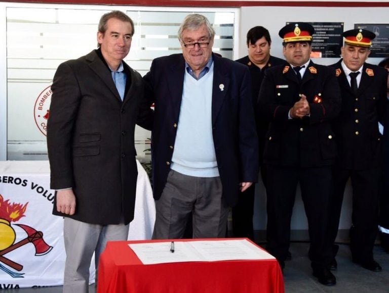 Horacio García de PAE junto a Carlos Marcolla, presidente de la Asociación de Bomberos Voluntarios.