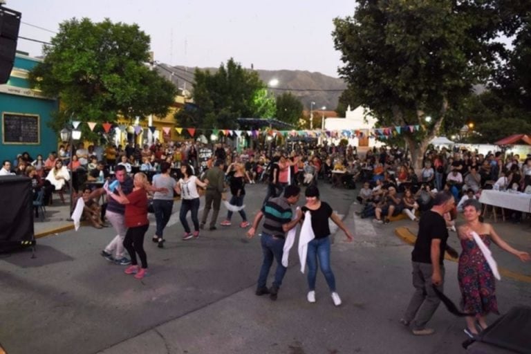 Rodríguez Saá conversó con los artistas, escuchó sus inquietudes y les hizo una propuesta para que puedan vivir de lo que les gusta. Fotos: Agencia de Noticia