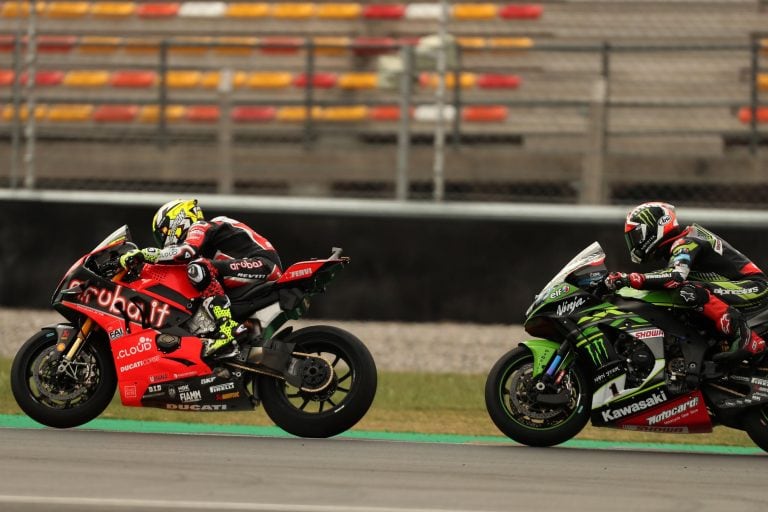 El español Álvaro Bautista y el británico Jonathan Rea (Kawasaki). Argentina mostró otro intenso capítulo del duelo entre ambos.