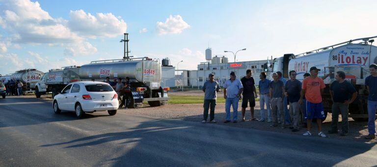 Empleados frente a la planta de Williner Suardi